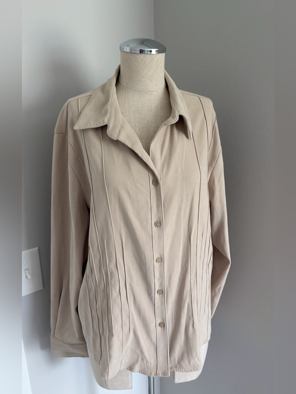Joanna Petite Women’s PXL Petite Beige Solid Collared Button-Up Woven Stretch